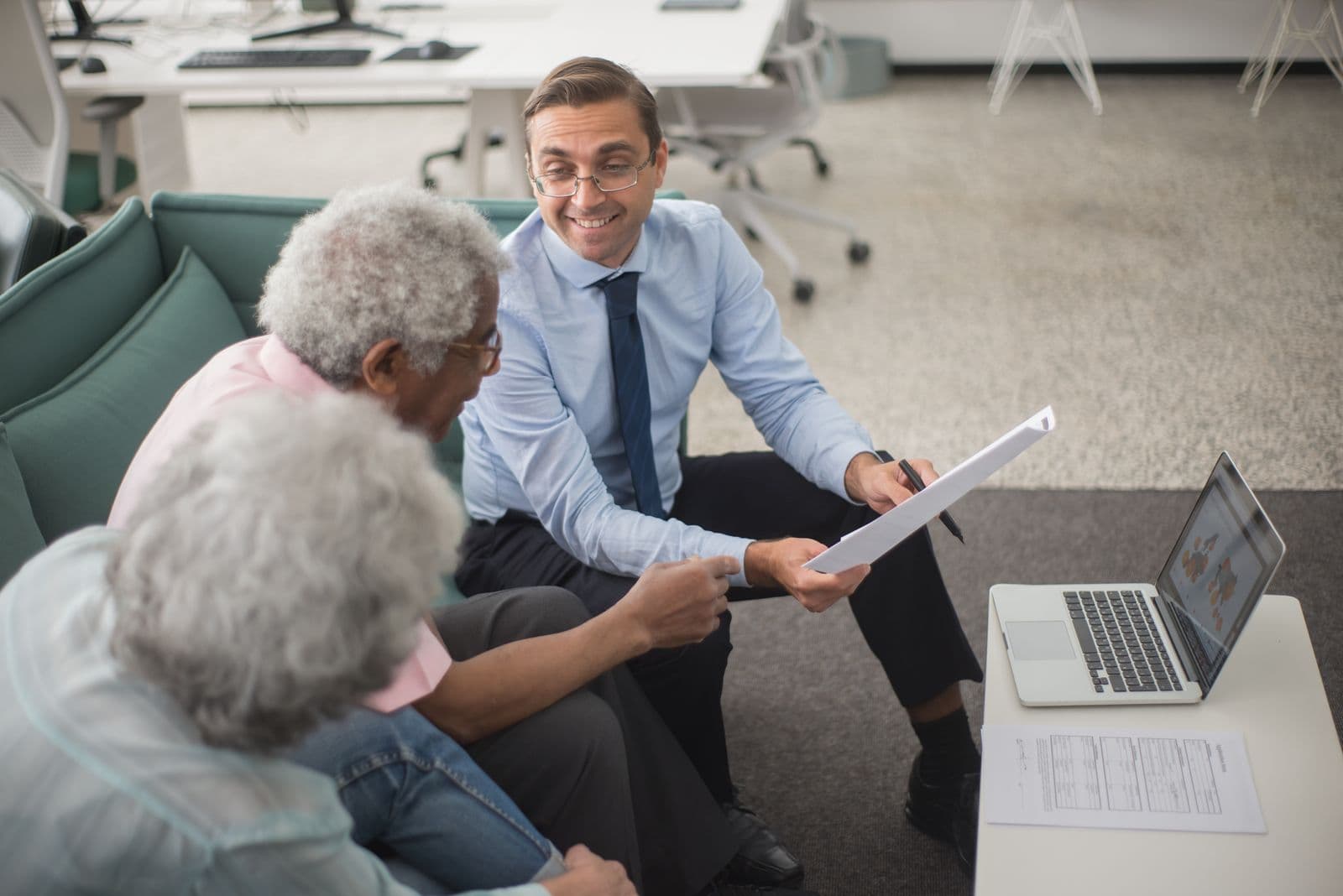 A private banking advisor meeting with a client over a laptop